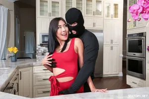 Chick Series - Cô nàng tóc vàng nhỏ nhắn bị địt bên hồ bơi