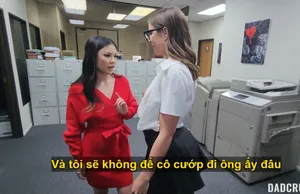 đứa con gái ngây thơ muốn bố dượng tắm cùng và thấy cái ấy của bố cứng