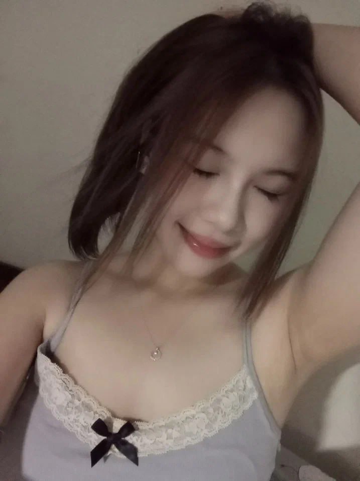 Một sinh viên đại học nhút nhát, lộ mặt, mặc tất đen và có bộ ngực đẹp. Sâu thẳm bên trong, tôi rất gợi cảm (Phần 1)