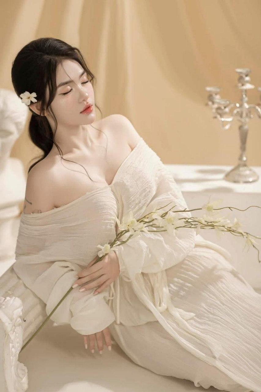 Chị gái ở nhà luôn mặc chiếc quần bó sát khiến cậu em trai tuổi mới lớn cứng