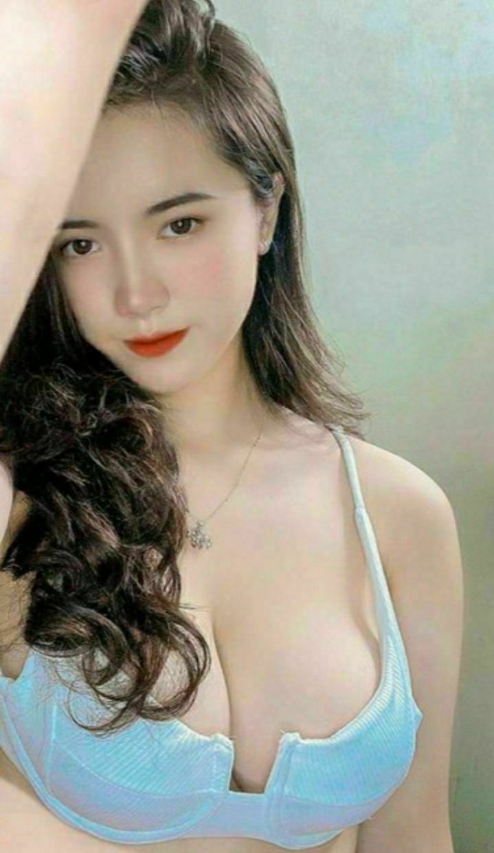 Một cô gái tóc ngắn và xăm hình hoa trên cánh tay, cận cảnh đang quan hệ bằng miệng sâu, bị nhấc bổng lên và đâm mạnh từ phía sau...